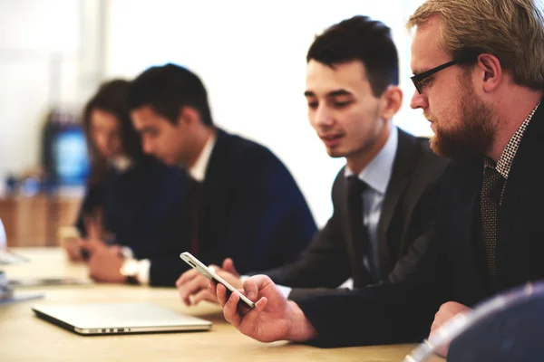 Geschäftspartner mit Smartphone — Stockfoto