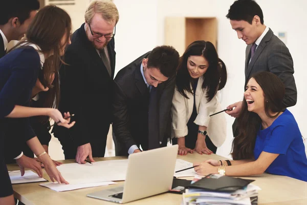 Grupo de jóvenes arquitectos trabajando juntos — Foto de Stock