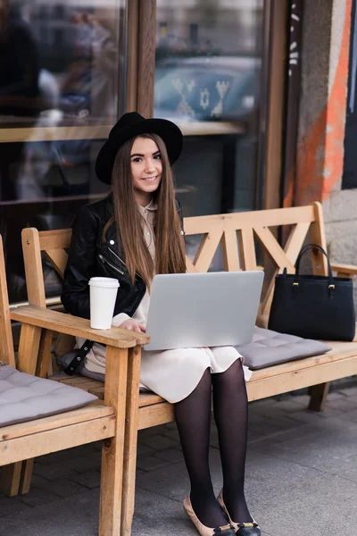 Woman working on laptop computer outdoors — Stock Photo, Image