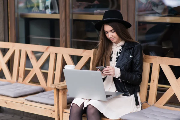 Femme utilisant un téléphone mobile à l'extérieur — Photo