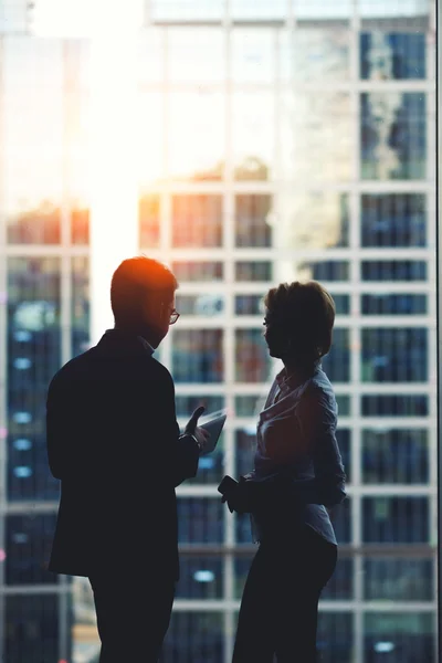 Silhouette of a two business partners — Stockfoto