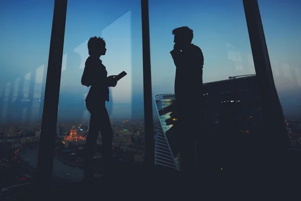 Silhouette of a two business partners — Stock fotografie