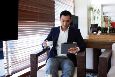 touch pad kullanarak Asya iş adamı