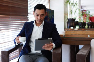 touch pad kullanarak Asya iş adamı