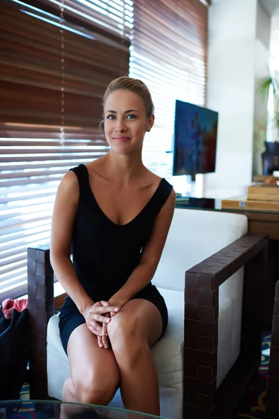 Empresária feliz posando no escritório moderno — Fotografia de Stock