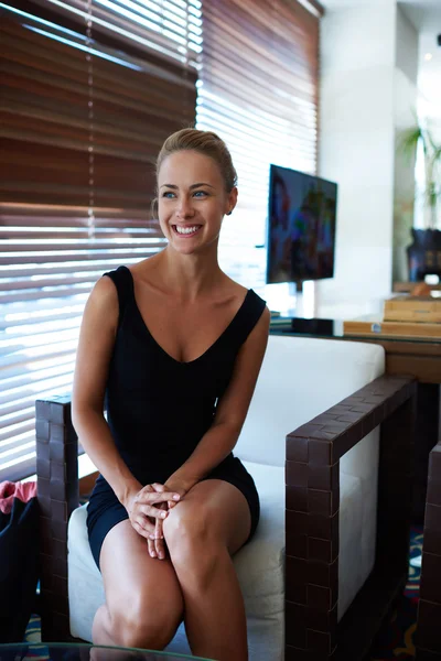 Happy businesswoman posing in modern office — 图库照片