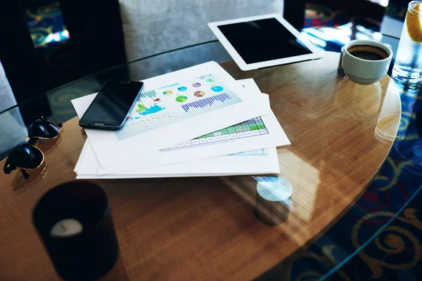 Digital tablet and mobile phone on table — Stock Fotó