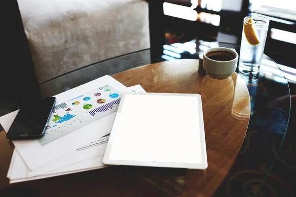 Digital tablet and mobile phone on table — Stockfoto