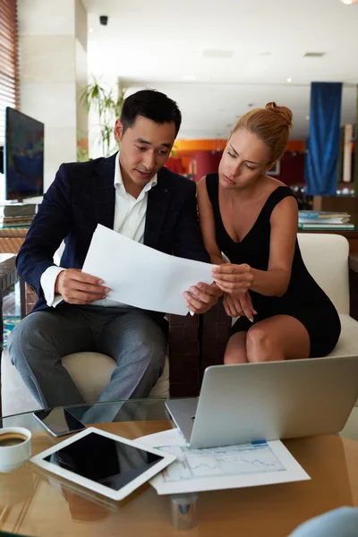 Business colleagues watching document papers — Stockfoto