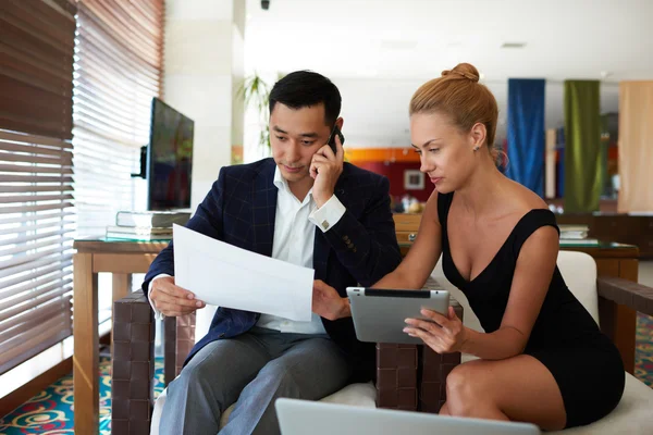 Two business people preparing for the conference — Φωτογραφία Αρχείου