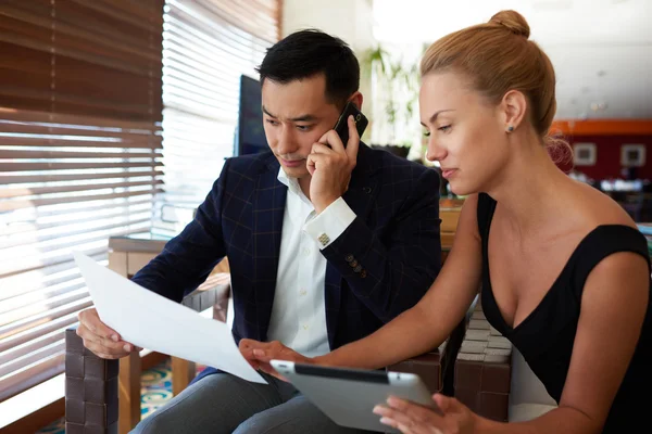 Two business people preparing for the conference — 图库照片