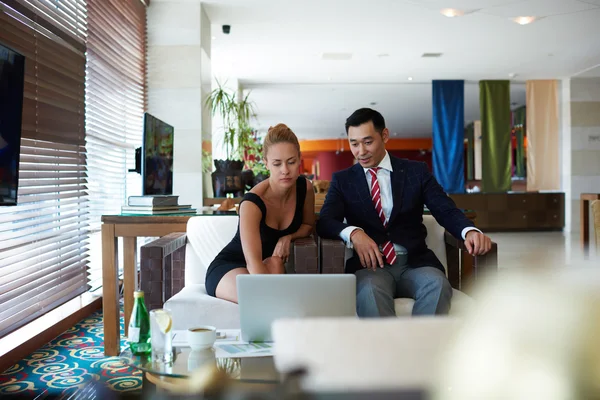 Two business colleagues working on net-book — Stock Photo, Image