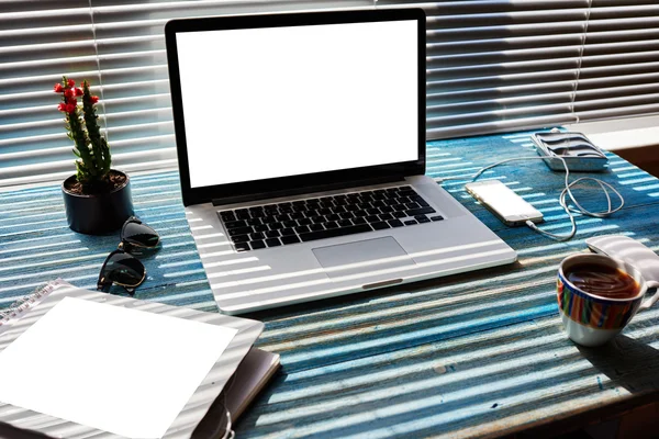 Espaço de trabalho com computador portátil e tablet — Fotografia de Stock