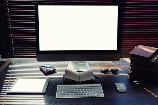 Espacio de trabajo con ordenador PC y tableta digital — Foto de Stock