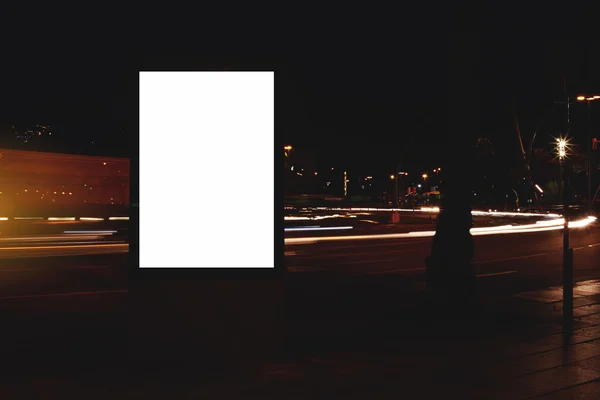 Cartelera en blanco con la ciudad de noche en el fondo — Foto de Stock