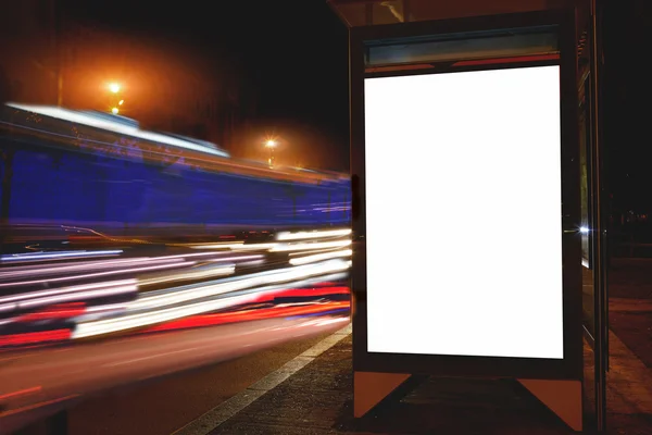 Пустой рекламный щит с ночным городом на заднем плане — стоковое фото