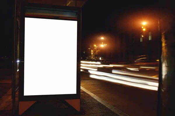 Outdoor em branco com cidade noturna no fundo — Fotografia de Stock