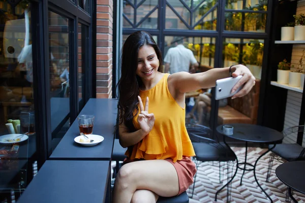 Sorrindo mulher fazendo auto retrato — Fotografia de Stock