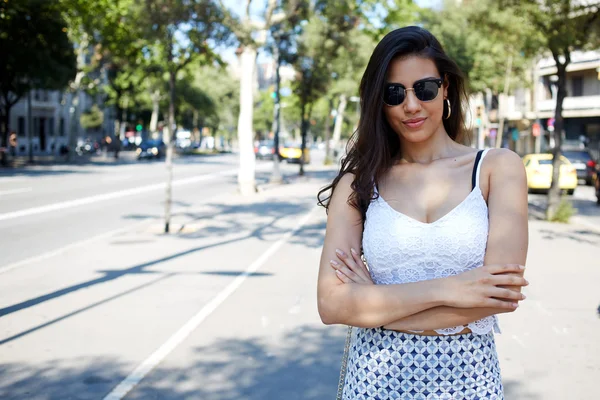 Young trendy woman posing on the street — Stockfoto