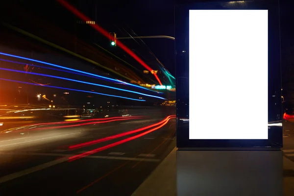 Cartelera en blanco con la ciudad de noche en el fondo — Foto de Stock