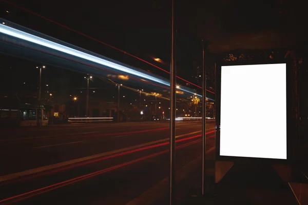 Cartelera en blanco con la ciudad de noche en el fondo — Foto de Stock