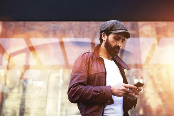 Homem com telefone celular em ambiente urbano — Fotografia de Stock