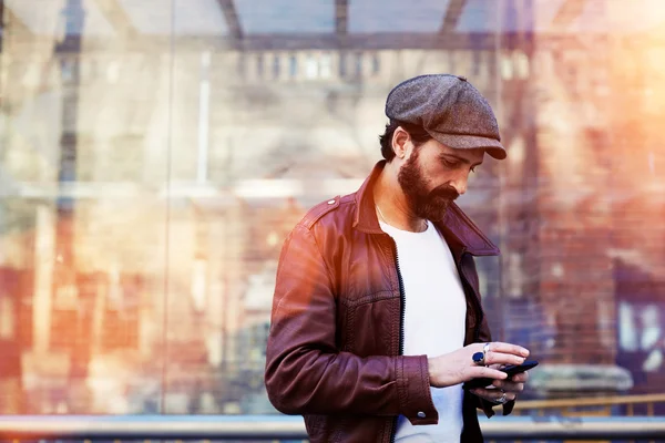 Homem com telefone celular em ambiente urbano — Fotografia de Stock