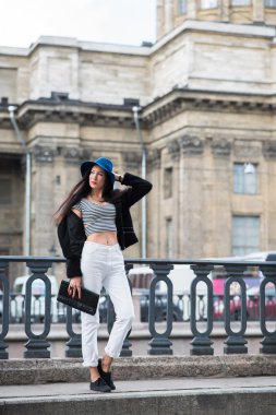 Sokağın ortasında poz genç moda kadın