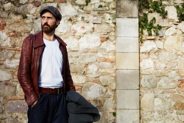 Handsome bearded man posing for the camera — Stok fotoğraf