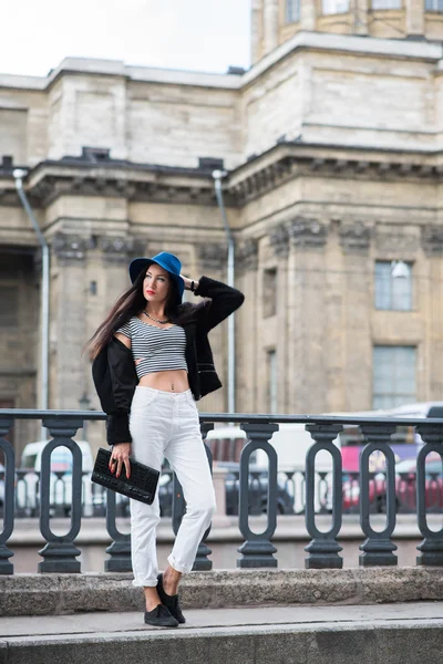 Joven mujer de moda posando en la calle — Foto de Stock