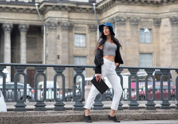 Junge trendige Frau posiert auf der Straße — Stockfoto