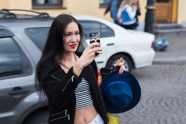 Beautiful young woman photographing city — Stock Photo, Image