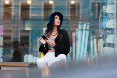 Korkak erkek akıllı telefon kullanma