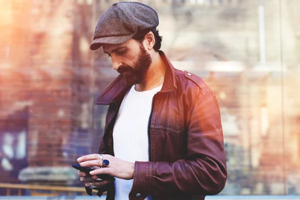 Uomo barbuto utilizzando il telefono cellulare — Foto Stock