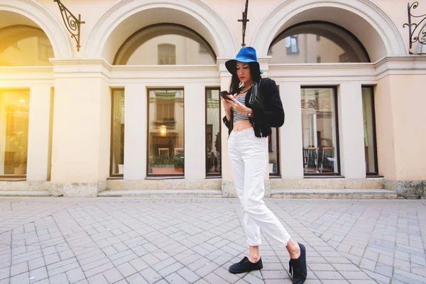 Mujer joven usando el teléfono móvil — Foto de Stock