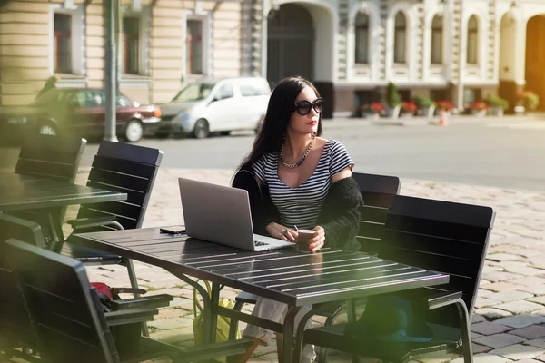 Donna d'affari seduto davanti computer portatile aperto — Foto Stock