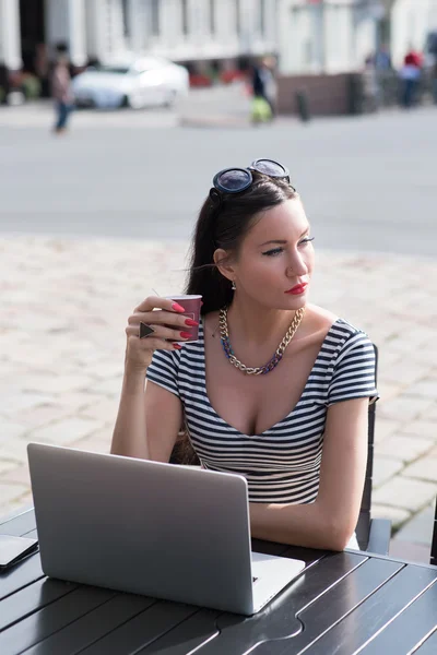 Mujer de negocios sentado frente a la computadora portátil abierta — Foto de Stock