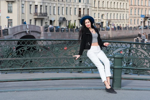 Mujer joven con estilo posando al aire libre — Foto de Stock