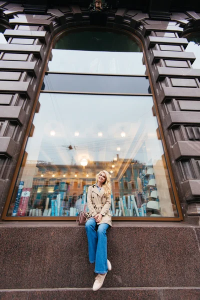 Nádherná žena s stylový vzhled s úsměvem — Stock fotografie