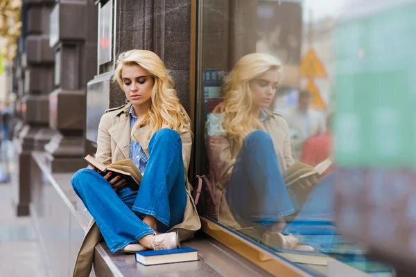 Jeune femme élégante livre de lecture — Photo