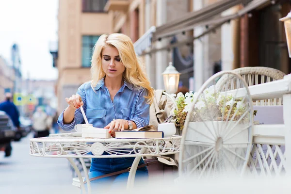 Charming young lady opens nice gift — Stock Photo, Image