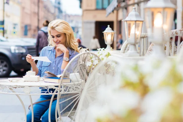 Rubia señora leyendo carta mensaje — Foto de Stock