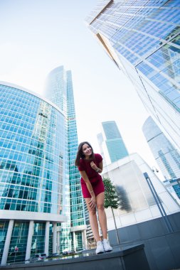 Modern ofis binası yakınındaki poz kadın