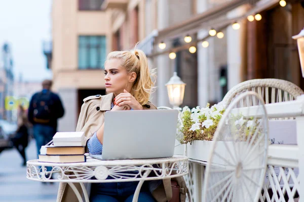 Vrouw rusten na het werk op net-boek — Stockfoto