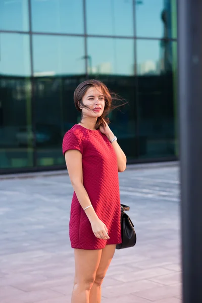 Woman posing near modern office building — Stock Photo, Image