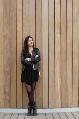 Açık havada poz çekici genç kadın