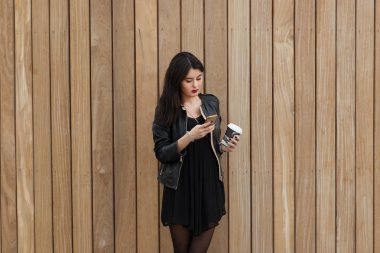 Cep telefonu kullaranarak moda kadın