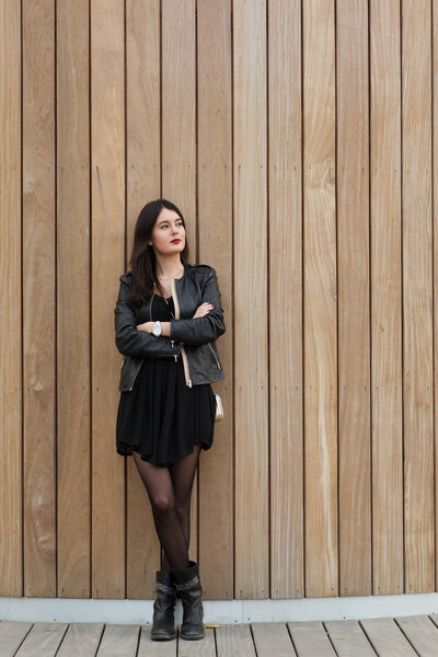 Очаровательная молодая женщина позирует на открытом воздухе
