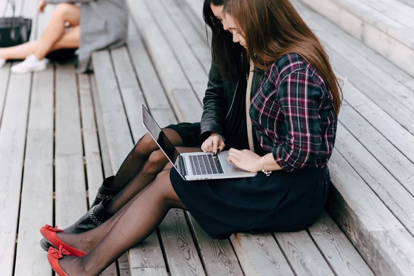 Les filles regardent la vidéo sur portable net-book — Photo