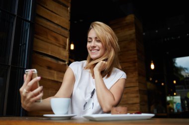 genç kadın kendine portre yapmak